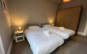 Bright 3 Bedroom Edinburgh City Apt